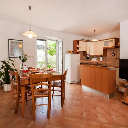 Franka With Swimming Pool Apartment