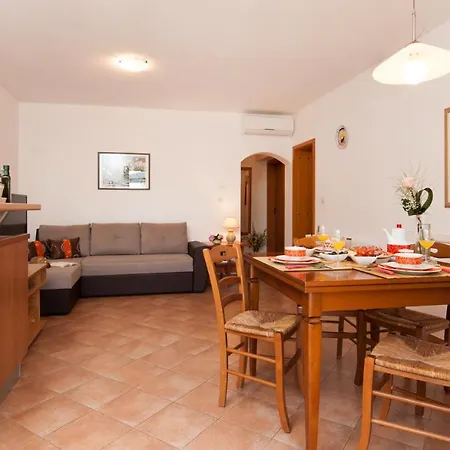Apartmán Franka With Swimming Pool *
